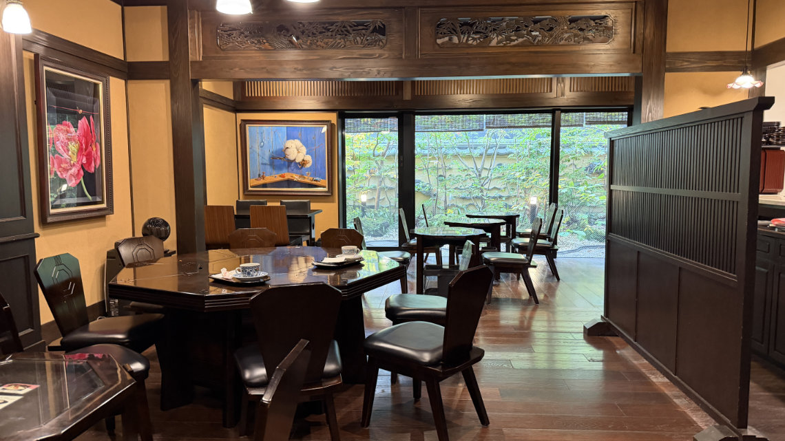 Coffee in a blue patterned cup and a red bean-filled sweet served on a tray at Kasanoie.